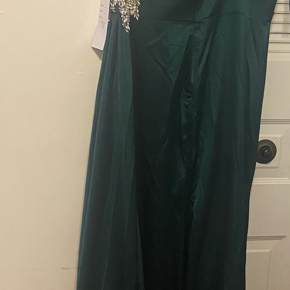 *PERFECT FOR PROM* PORTIA AND SCARLETT EMERALD FORMAL DRESS WITH GLOVES - Picture 4 of 5